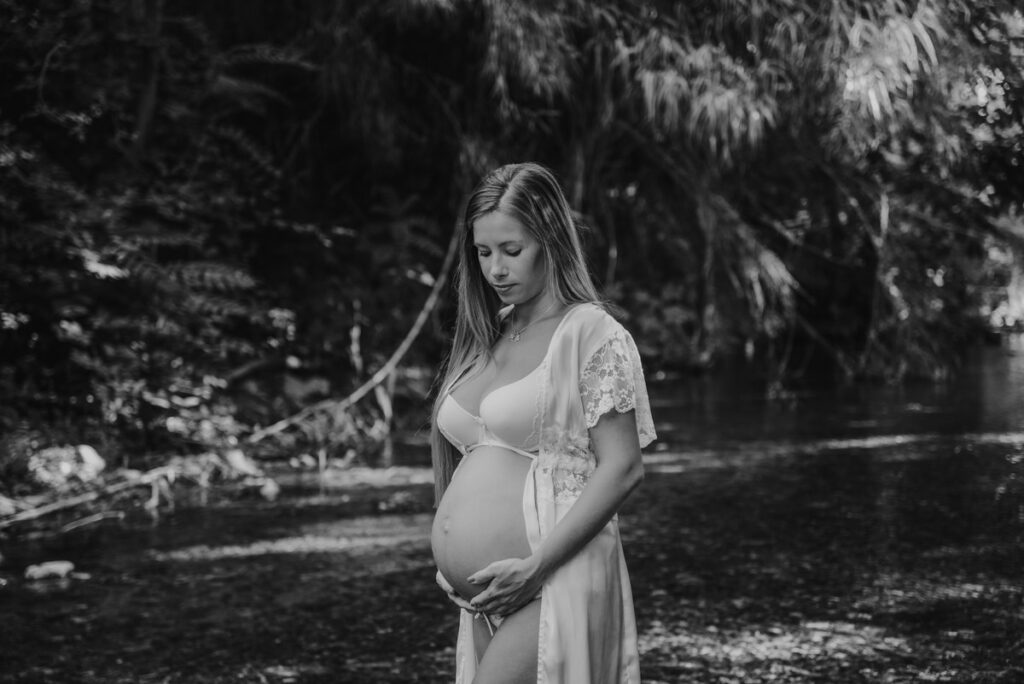 mujer embarazada en rio con blanco y negro