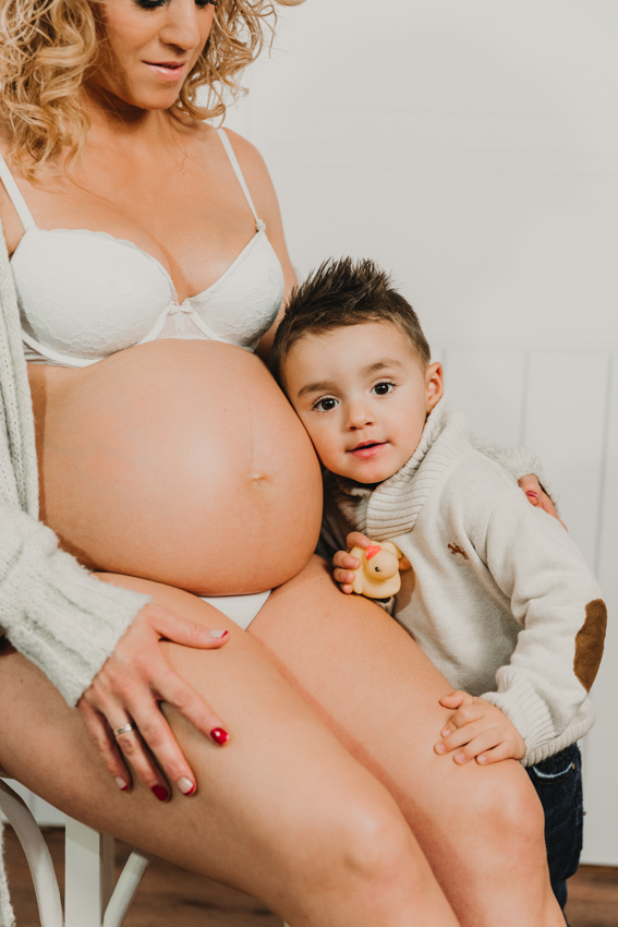 mamá embarazada con su hijo en brazos
