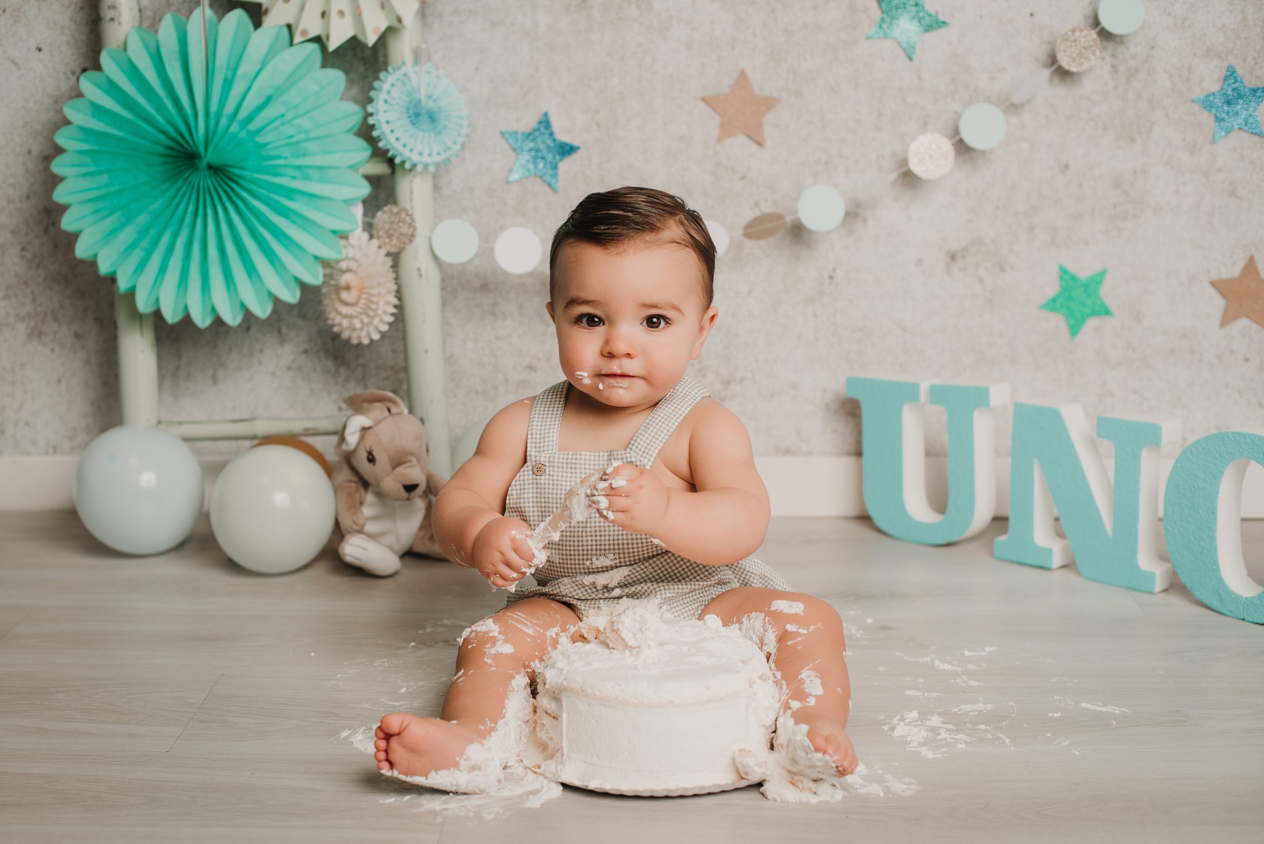 niño comiendo tarta