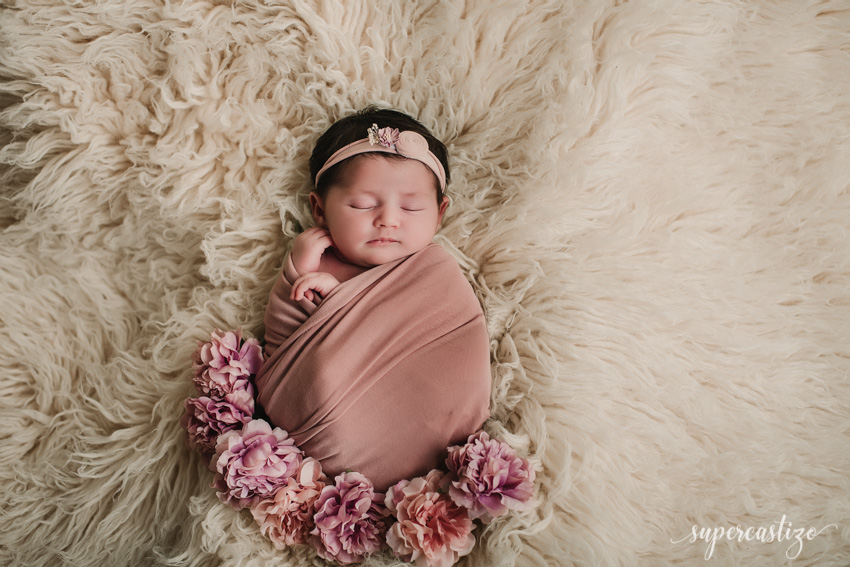sesion de fotos de recien nacido bebé en flokati