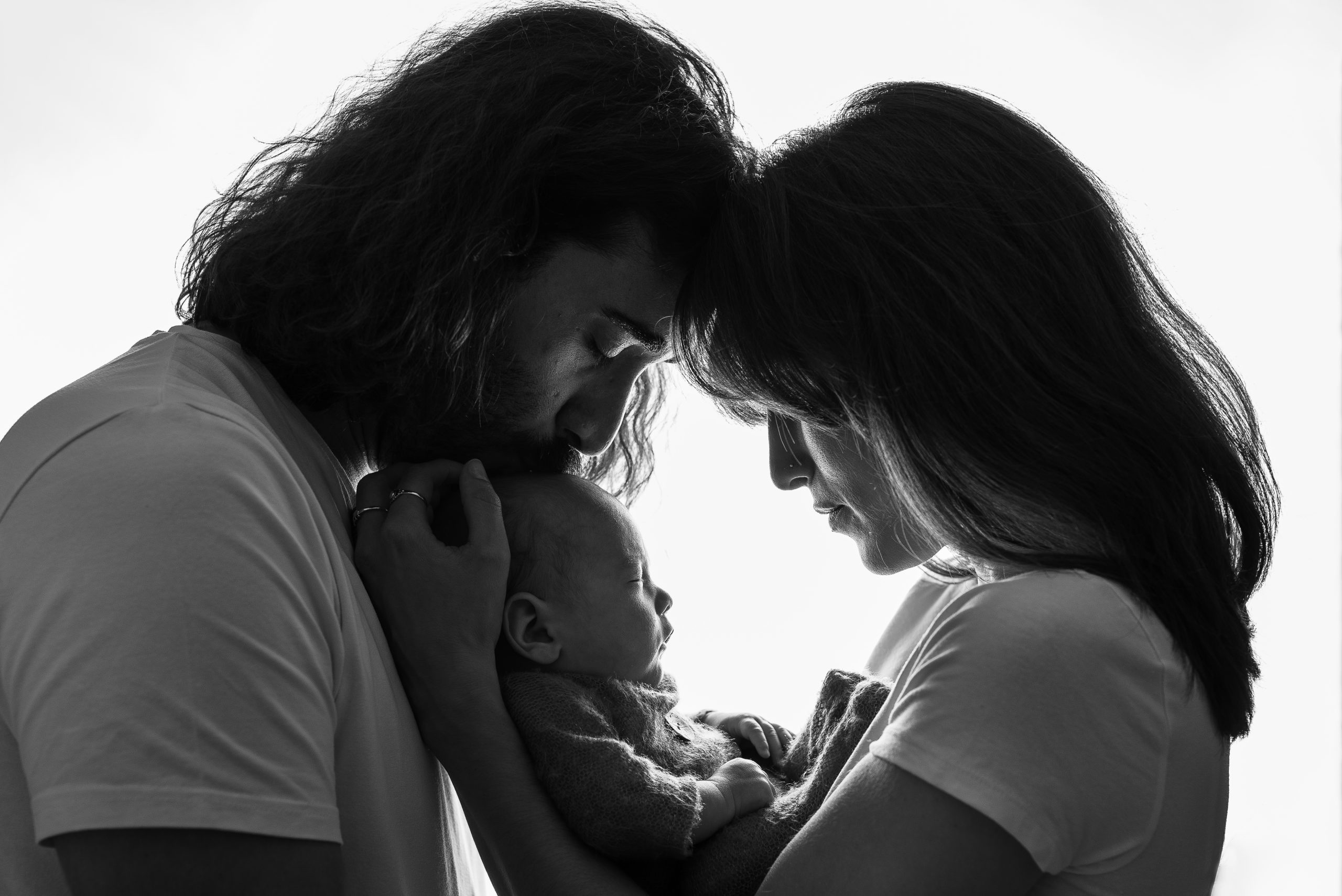 sesion de fotos de recien nacido newborn con papás a contraluz supercastizo jaen