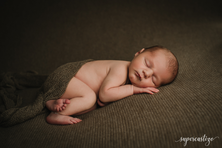 foto de recien nacido en puff durante una sesion new born con supercastizo en Jaén