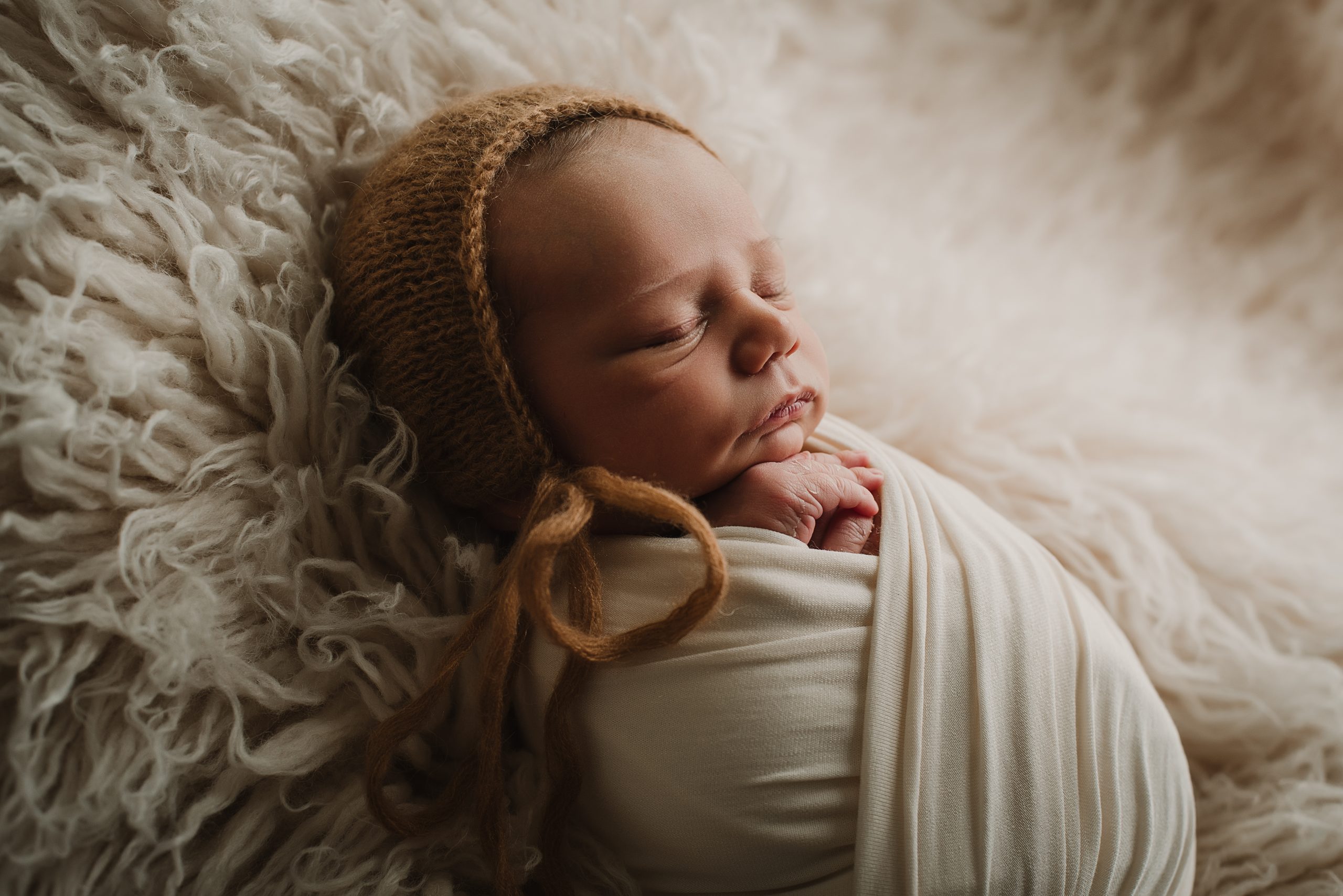 foto de bebé envuelto con tecnica del wrapping durante sesion de newborn en jaen con supercastizo
