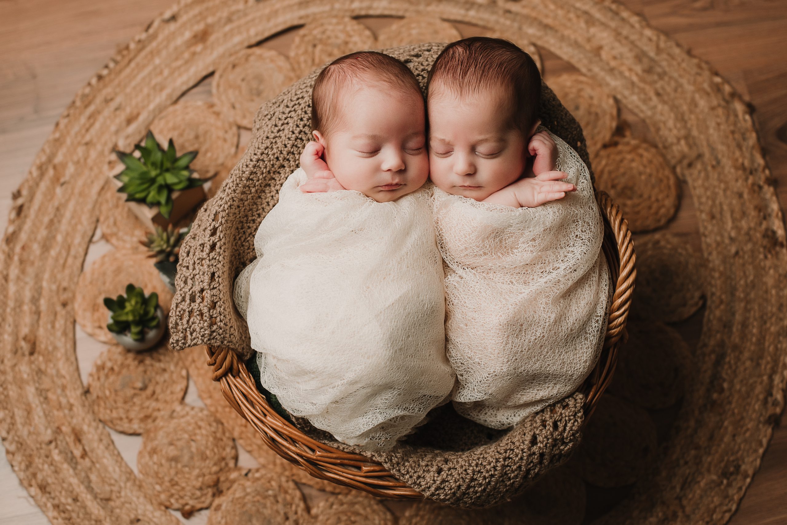 fotos de gemelos recien nacidos en puff durante una sesion new born con supercastizo en Jaén