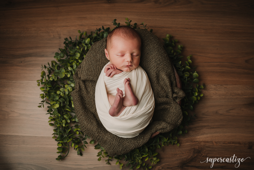 recien nacido en prop durante una sesion newborn supercastizo jaen