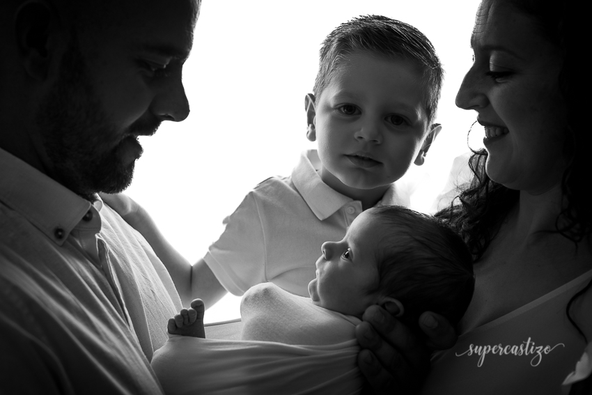 fotografia de familia con bebé recien nacido supercatizo jaen