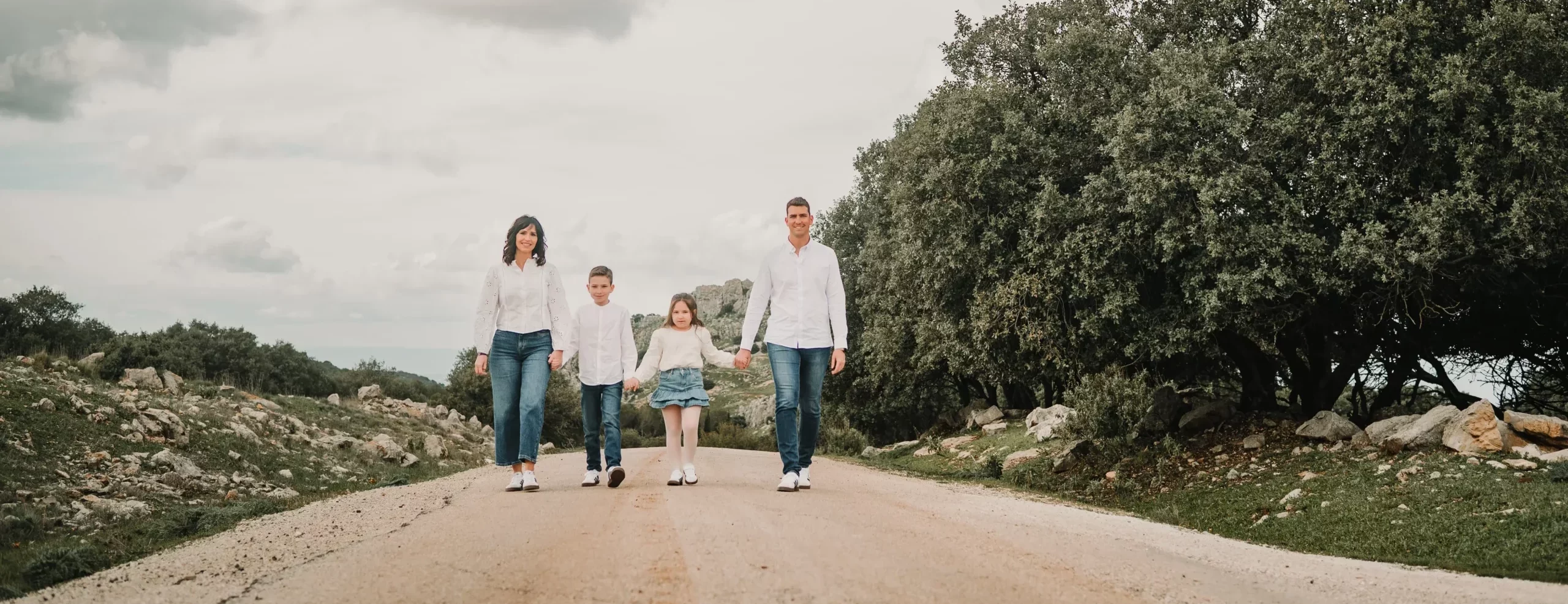 Familia caminando junta durante una sesión de fotos de comunión en Jaén