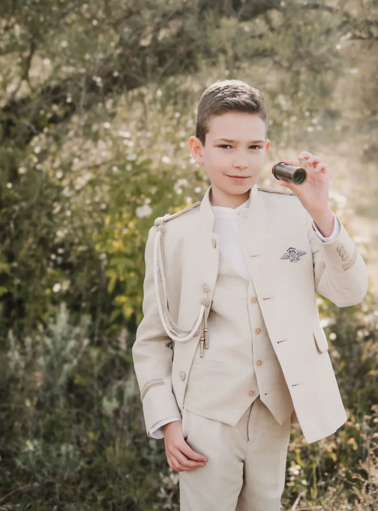 Niño de comunión durante sesión de fotos en exterior en Jaén.