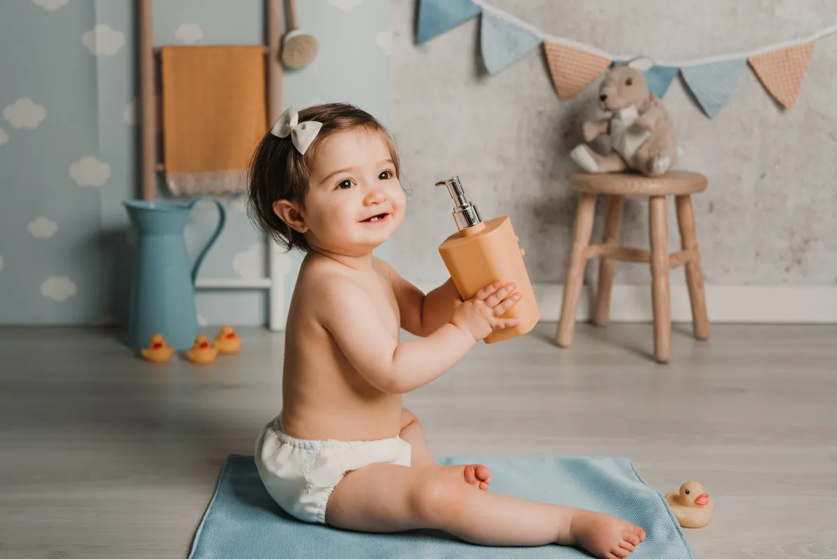 minis-sesiones-en-estudio-al-agua-patos-con-Alma-supercastizo-fotografía-de-bebés-en-Jaén