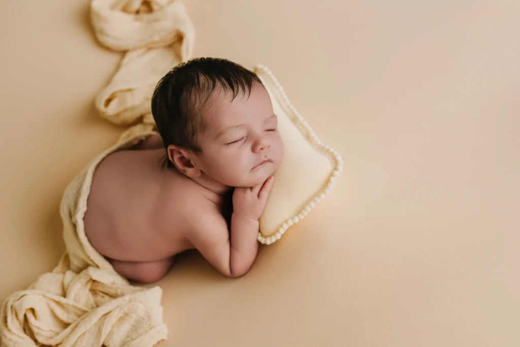Bebé durante una sesión newborn tranquila en Jaén respetando su ritmo natural.