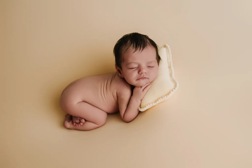 Bebé durante una sesión newborn tranquila en Jaén respetando su ritmo natural.